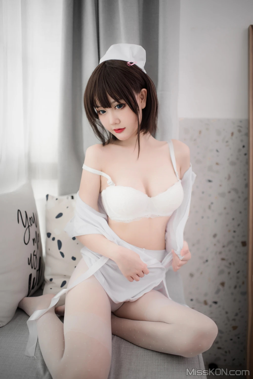 Coser@您的蛋蛋: 白丝护士 (40 photos)