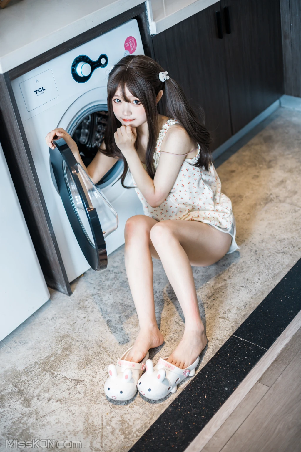 Coser@神沢永莉: 黄色吊带睡衣兔兔 (22 photos) – Page 2