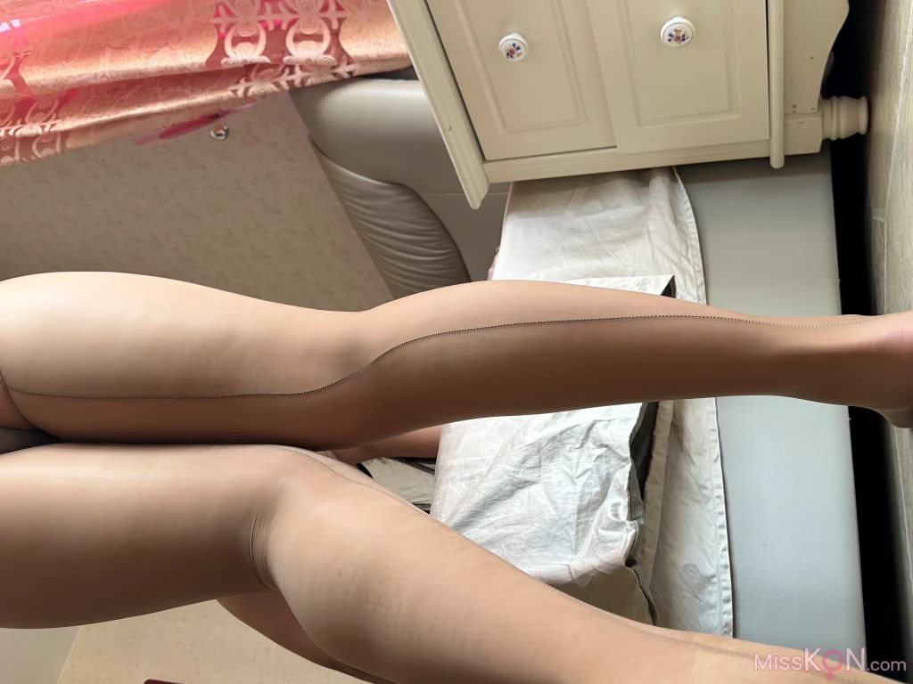 美邵女Baby: 情趣开档油亮袜 (64 photos) – Page 2