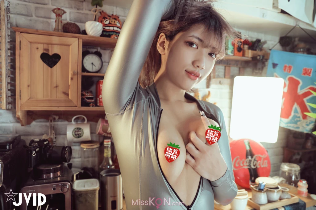[JVID] 吳紫欣: 脫衣舞孃，長腿痴女，白虎，熱舞，淫叫，戀足,四點全露 (175 photos )