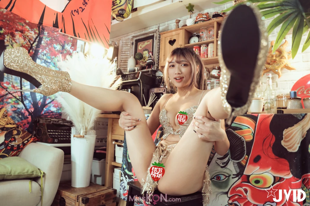 [JVID] 吳紫欣: 脫衣舞孃，長腿痴女，白虎，熱舞，淫叫，戀足,四點全露 (175 photos )