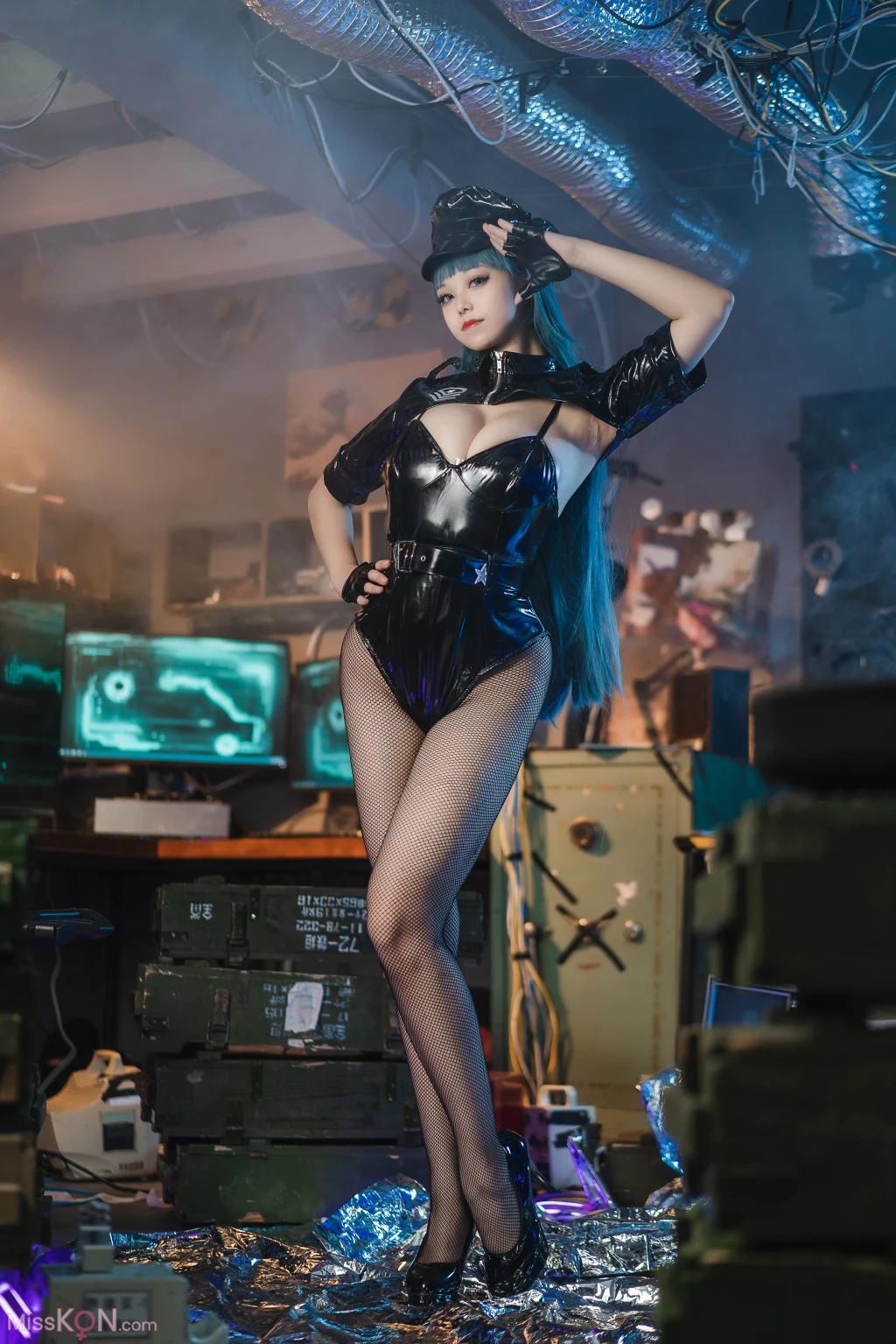 Coser@蜜汁猫裘: 胶衣女警 (51 photos)