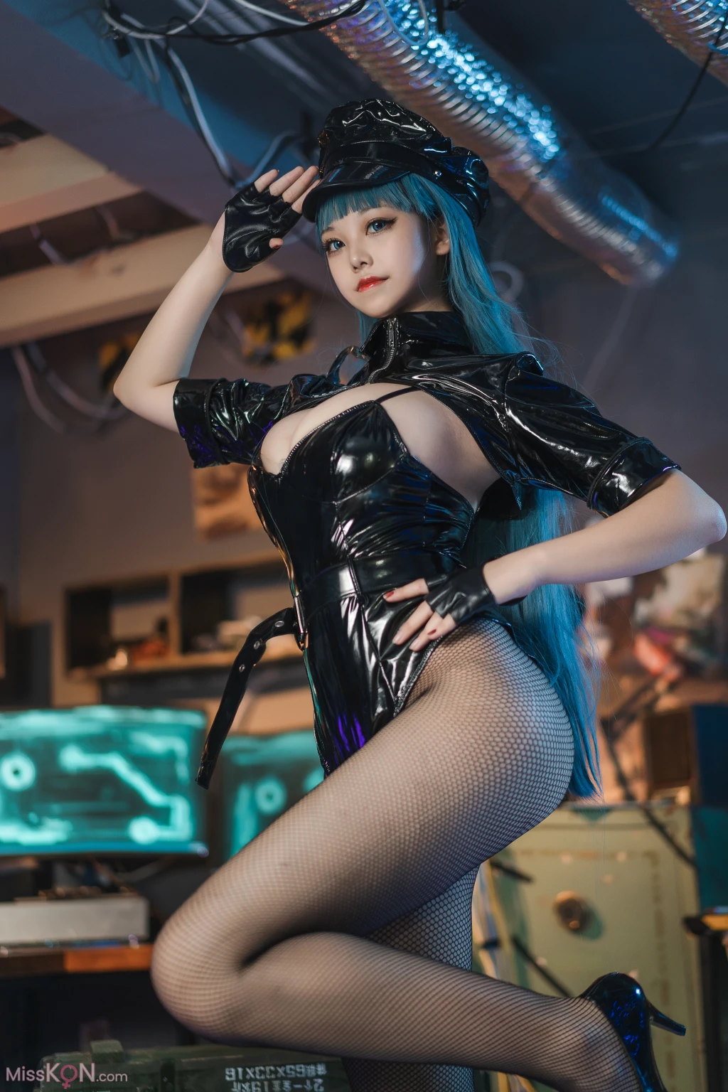 Coser@蜜汁猫裘: 胶衣女警 (51 photos)