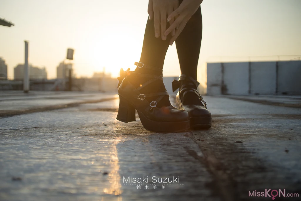 Coser@铃木美咲 (Misaki Suzuki): 被恶魔吸引——露出！晨光下天台突然降临的诱惑少女 (37 photos )
