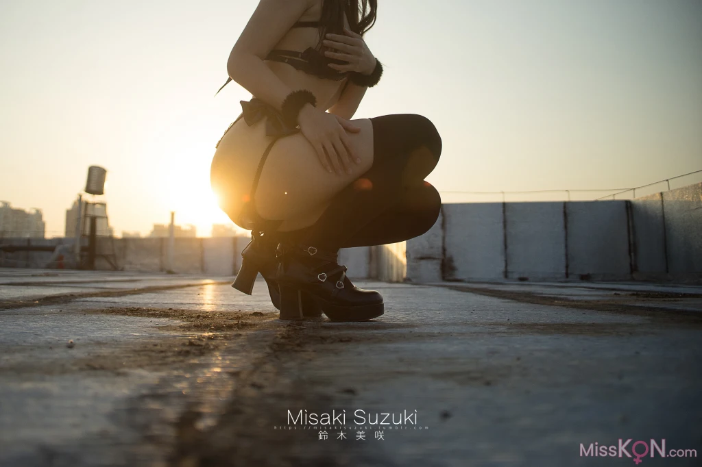 Coser@铃木美咲 (Misaki Suzuki): 被恶魔吸引——露出！晨光下天台突然降临的诱惑少女 (37 photos )