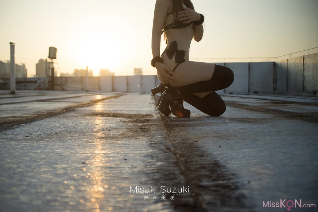 Coser@铃木美咲 (Misaki Suzuki): 被恶魔吸引——露出！晨光下天台突然降临的诱惑少女 (37 photos )