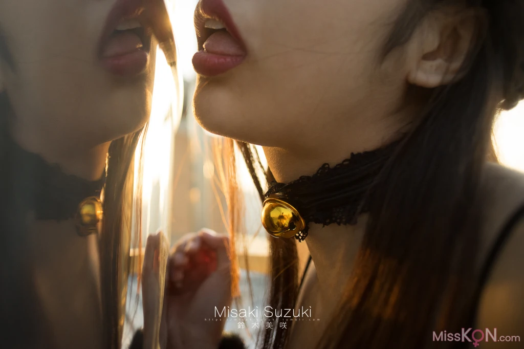 Coser@铃木美咲 (Misaki Suzuki): 被恶魔吸引——露出！晨光下天台突然降临的诱惑少女 (37 photos )