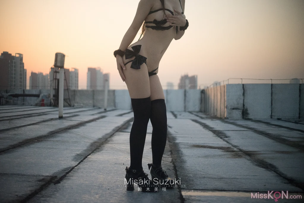 Coser@铃木美咲 (Misaki Suzuki): 被恶魔吸引——露出！晨光下天台突然降临的诱惑少女 (37 photos )