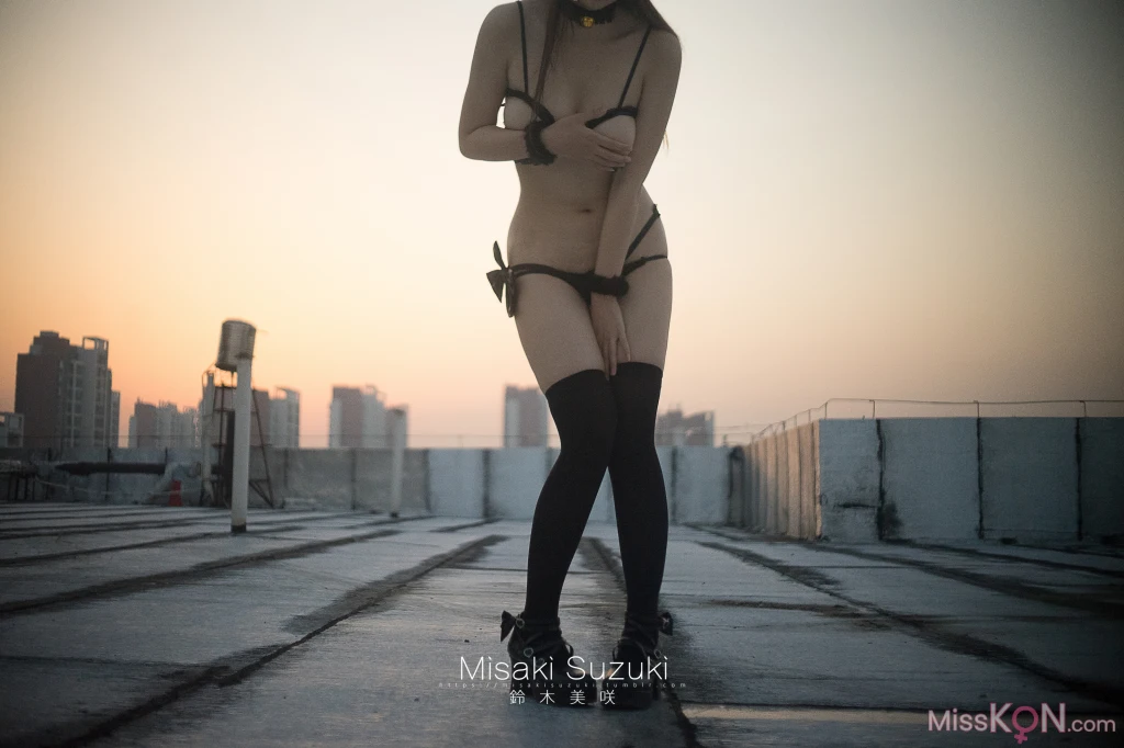 Coser@铃木美咲 (Misaki Suzuki): 被恶魔吸引——露出！晨光下天台突然降临的诱惑少女 (37 photos )