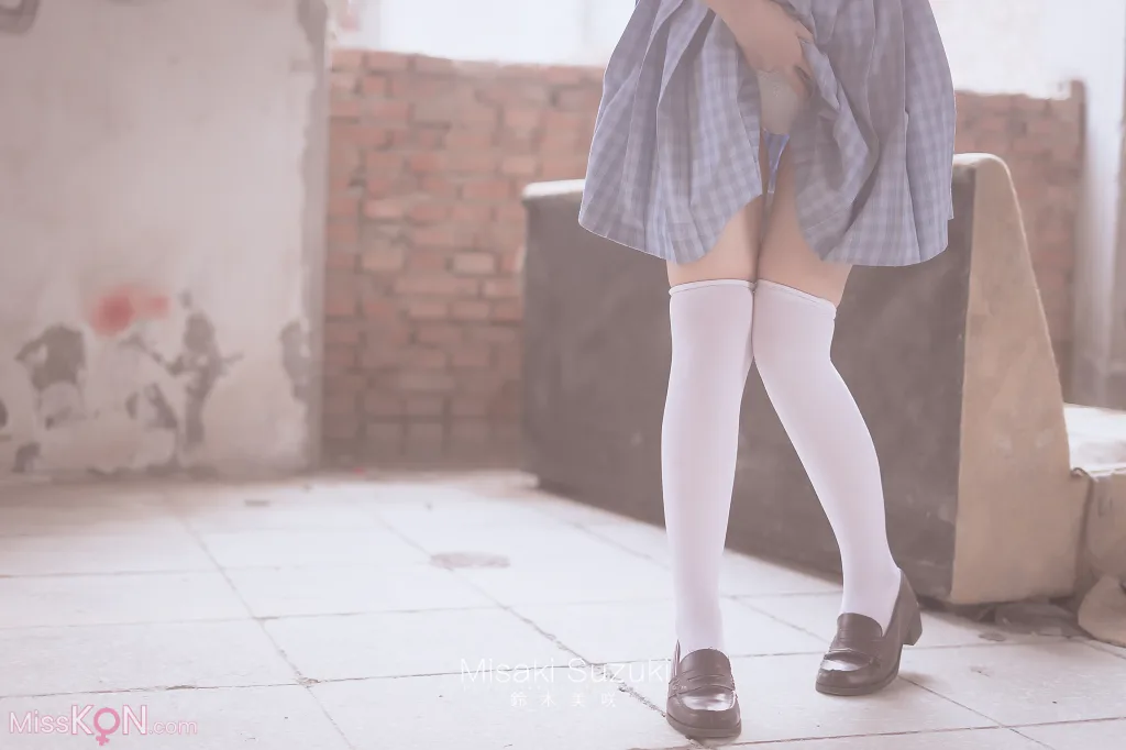 Coser@铃木美咲 (Misaki Suzuki): 绝对领域——露出！白丝过膝袜才是最棒的诱惑 (32 photos )