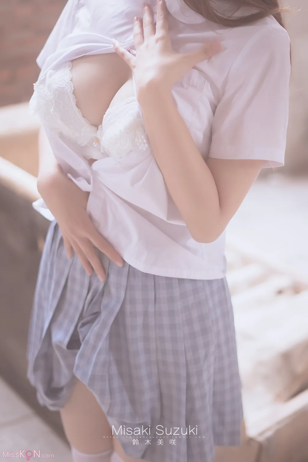 Coser@铃木美咲 (Misaki Suzuki): 绝对领域——露出！白丝过膝袜才是最棒的诱惑 (32 photos )