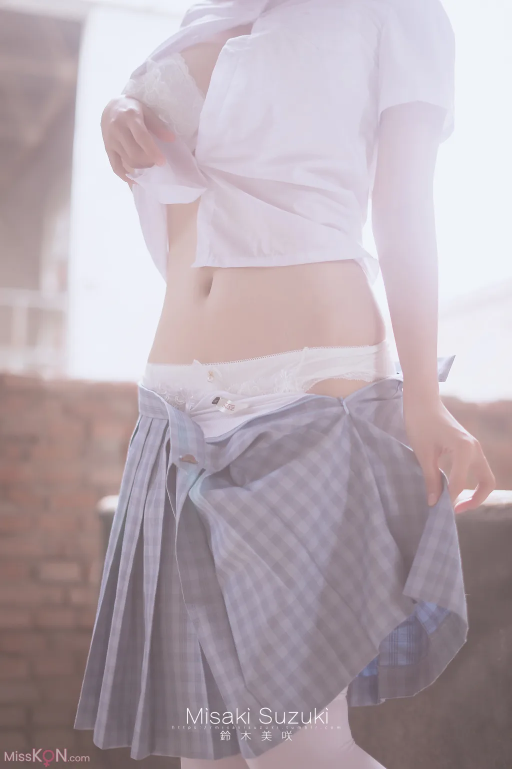 Coser@铃木美咲 (Misaki Suzuki): 绝对领域——露出！白丝过膝袜才是最棒的诱惑 (32 photos )