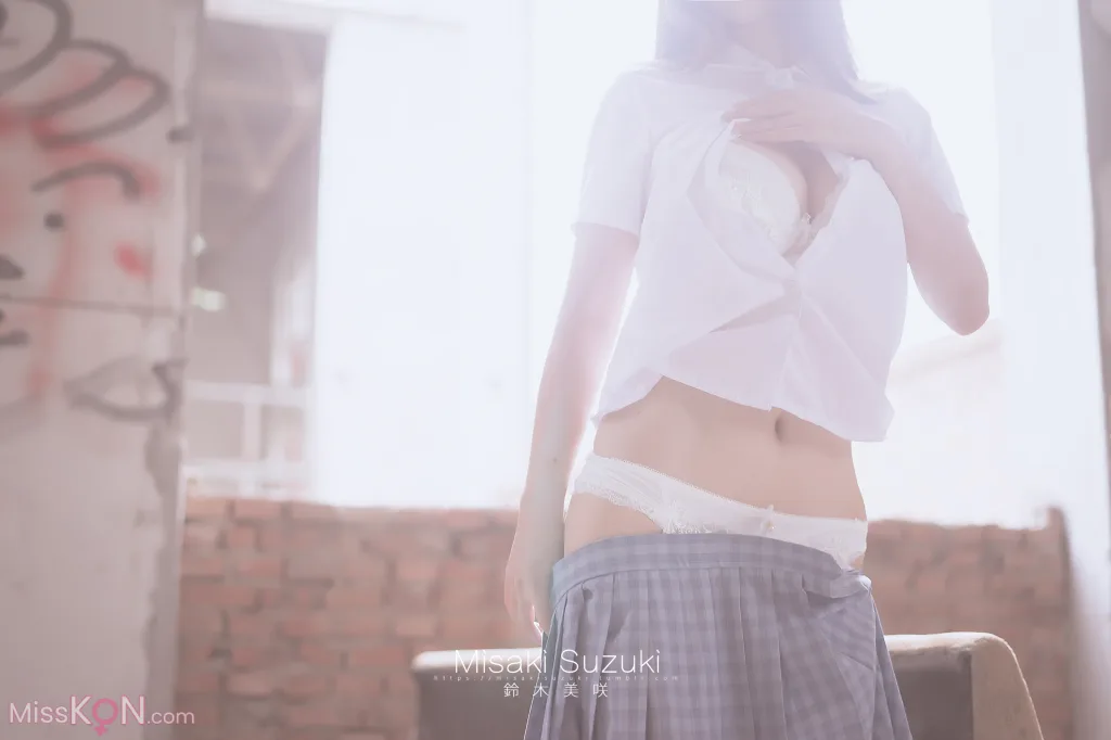 Coser@铃木美咲 (Misaki Suzuki): 绝对领域——露出！白丝过膝袜才是最棒的诱惑 (32 photos )