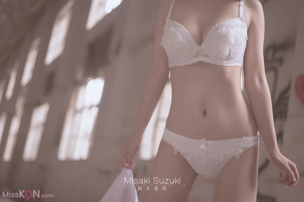 Coser@铃木美咲 (Misaki Suzuki): 绝对领域——露出！白丝过膝袜才是最棒的诱惑 (32 photos )