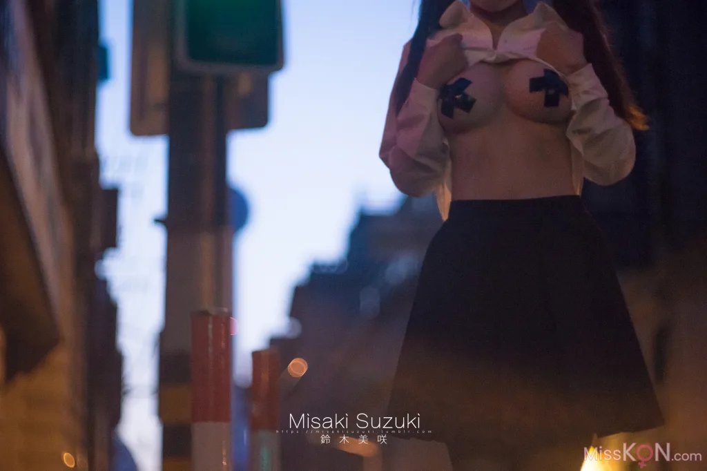 Coser@铃木美咲 (Misaki Suzuki): 魔都休学旅行——露出！清晨十字路口的选择 (22 photos )