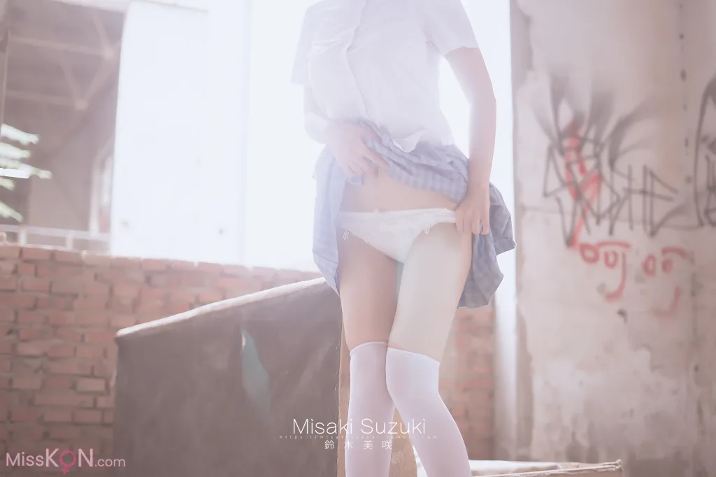 Coser@铃木美咲 (Misaki Suzuki): 绝对领域——露出！白丝过膝袜才是最棒的诱惑 (32 photos )