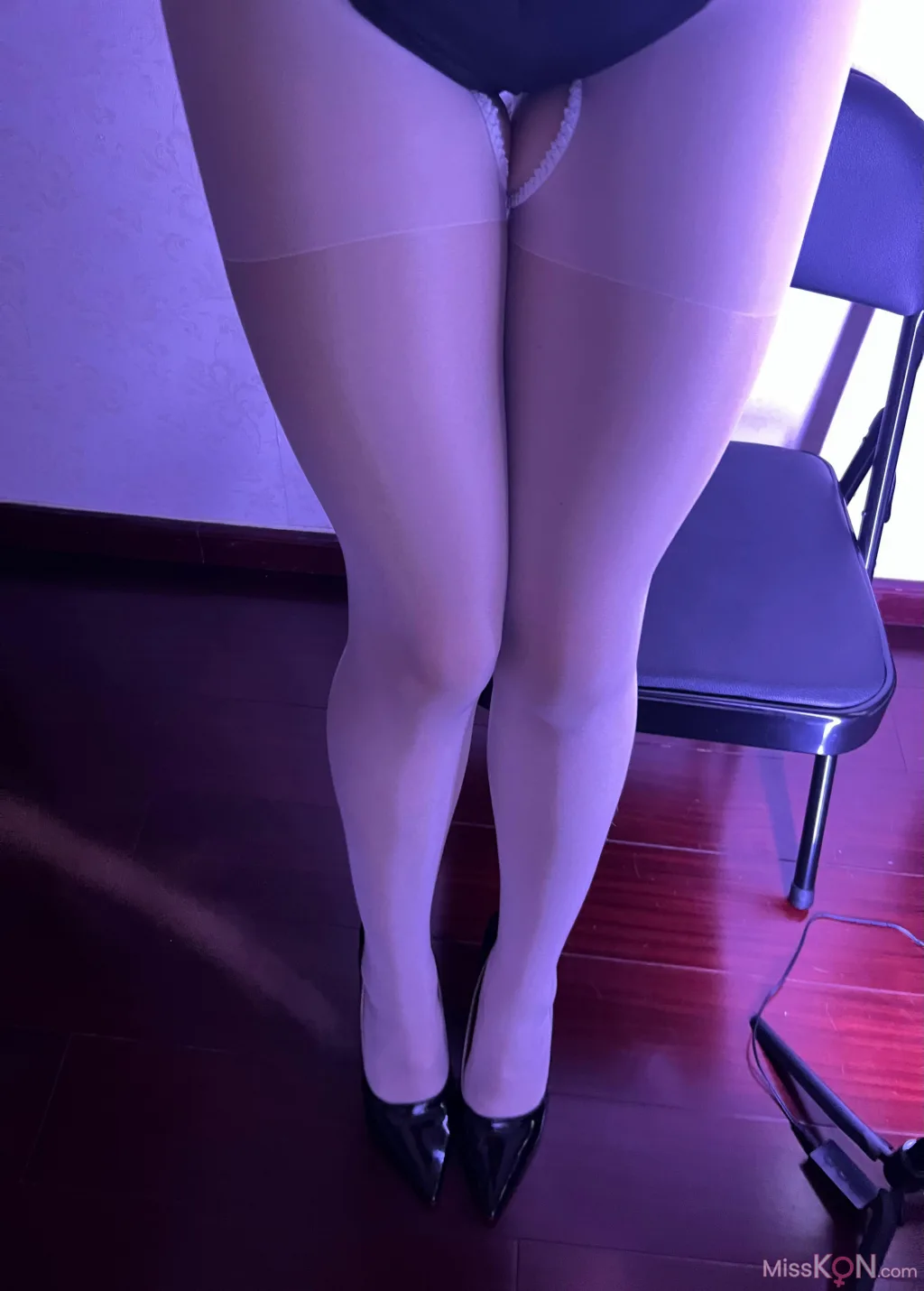 可可西yyy: 勒肉白丝袜 (34 photos + 6 videos)