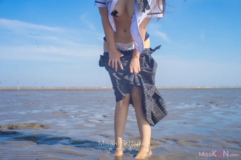 Coser@铃木美咲 (Misaki Suzuki): 少女的界限——露出！绝对不能被发现 (32 photos )