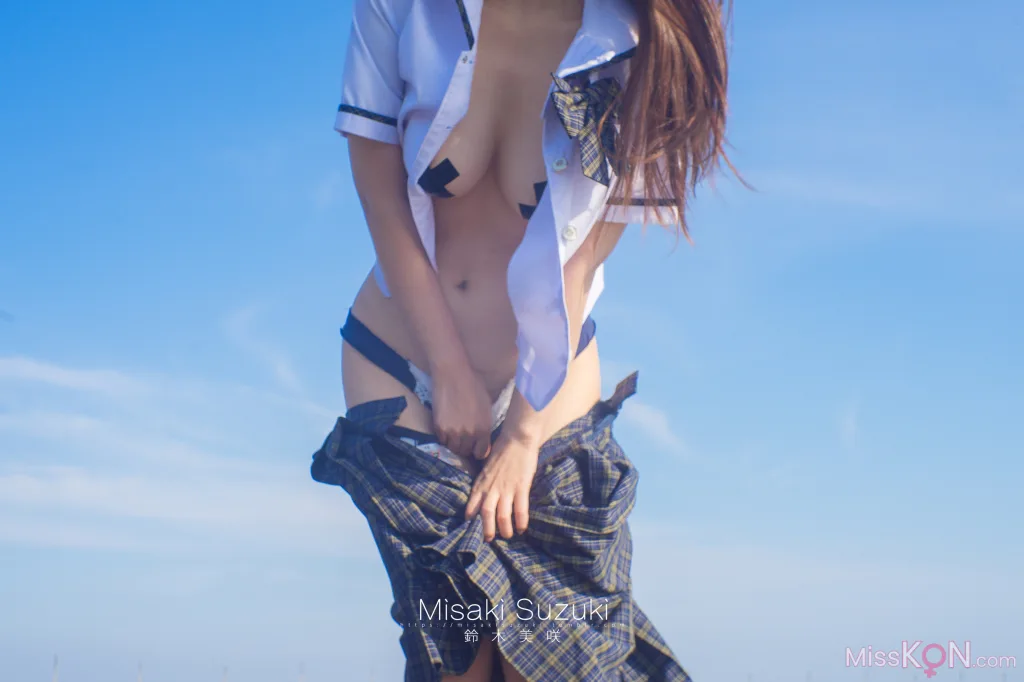 Coser@铃木美咲 (Misaki Suzuki): 少女的界限——露出！绝对不能被发现 (32 photos )