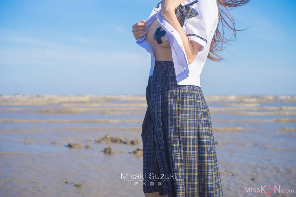 Coser@铃木美咲 (Misaki Suzuki): 少女的界限——露出！绝对不能被发现 (32 photos )
