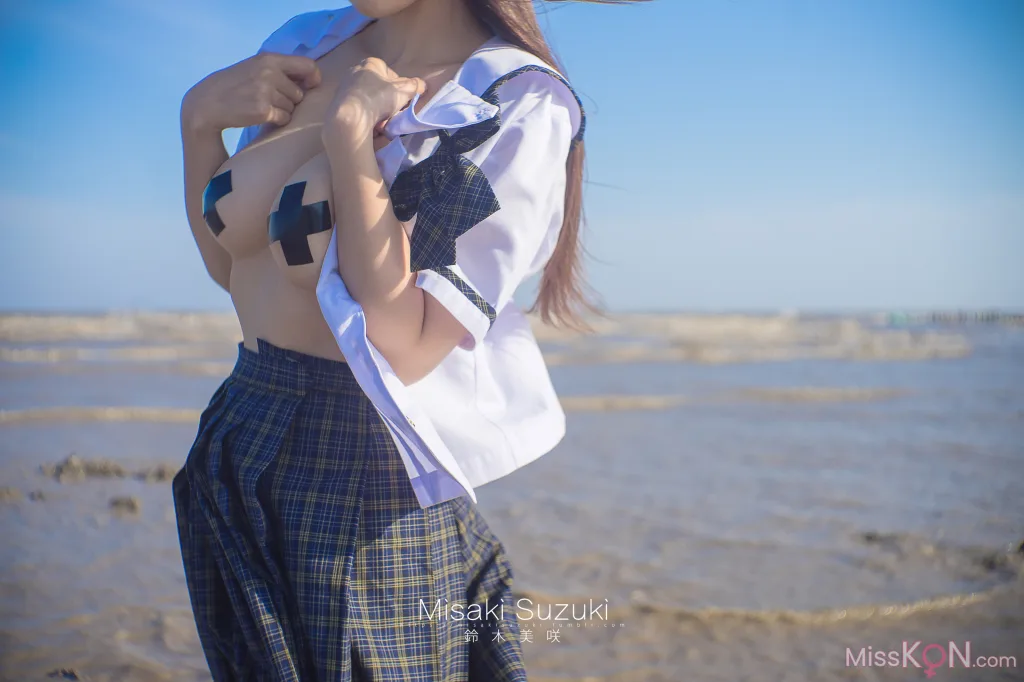 Coser@铃木美咲 (Misaki Suzuki): 少女的界限——露出！绝对不能被发现 (32 photos )