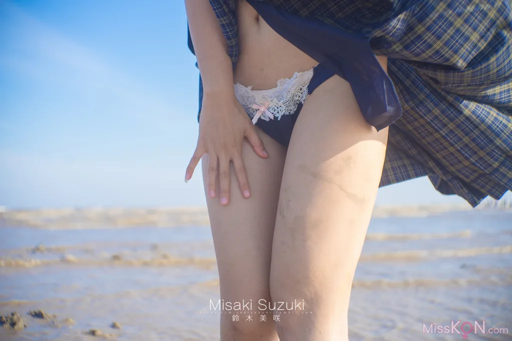 Coser@铃木美咲 (Misaki Suzuki): 少女的界限——露出！绝对不能被发现 (32 photos )