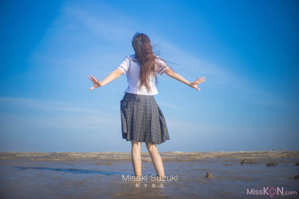 Coser@铃木美咲 (Misaki Suzuki): 少女的界限——露出！绝对不能被发现 (32 photos )