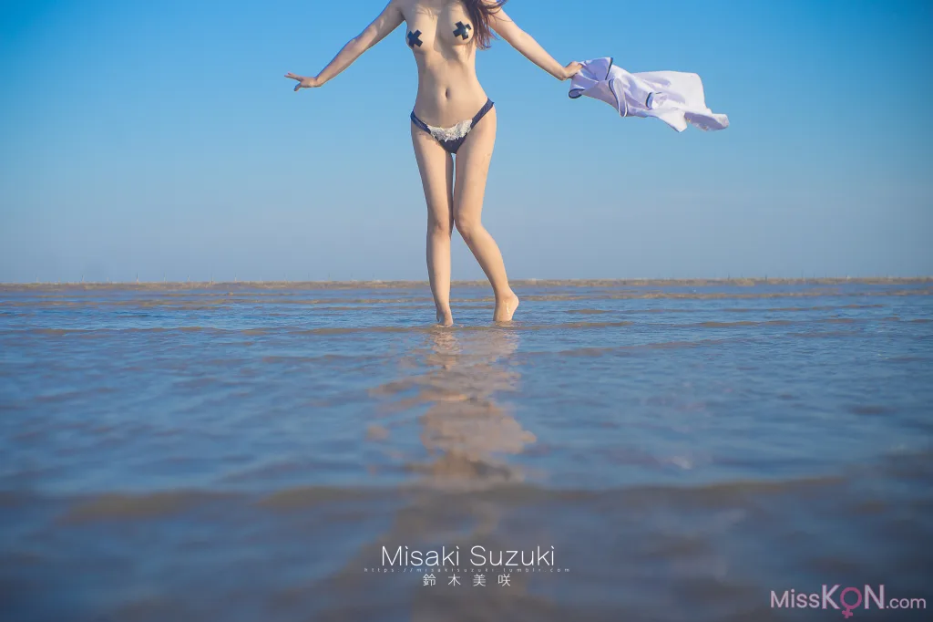 Coser@铃木美咲 (Misaki Suzuki): 少女的界限——露出！绝对不能被发现 (32 photos )