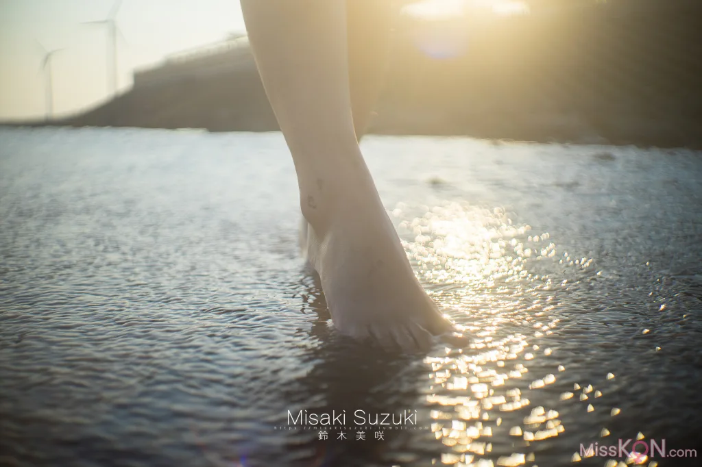 Coser@铃木美咲 (Misaki Suzuki): 少女的界限——露出！绝对不能被发现 (32 photos )