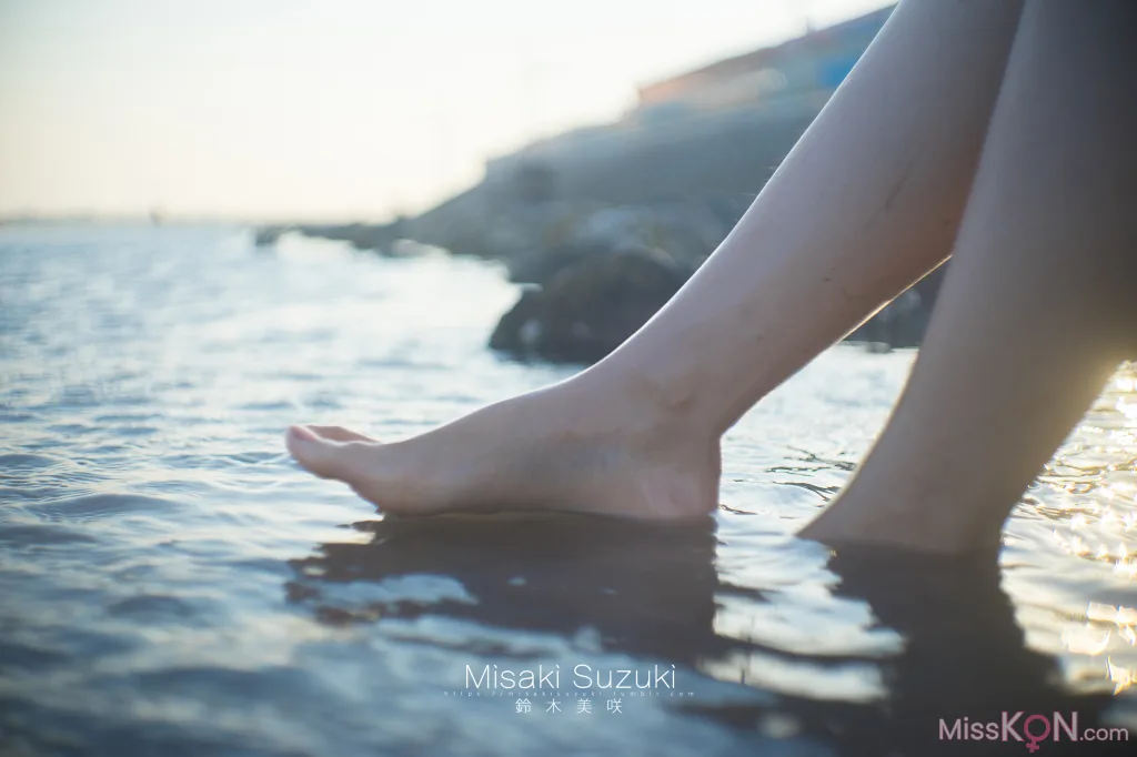Coser@铃木美咲 (Misaki Suzuki): 少女的界限——露出！绝对不能被发现 (32 photos )