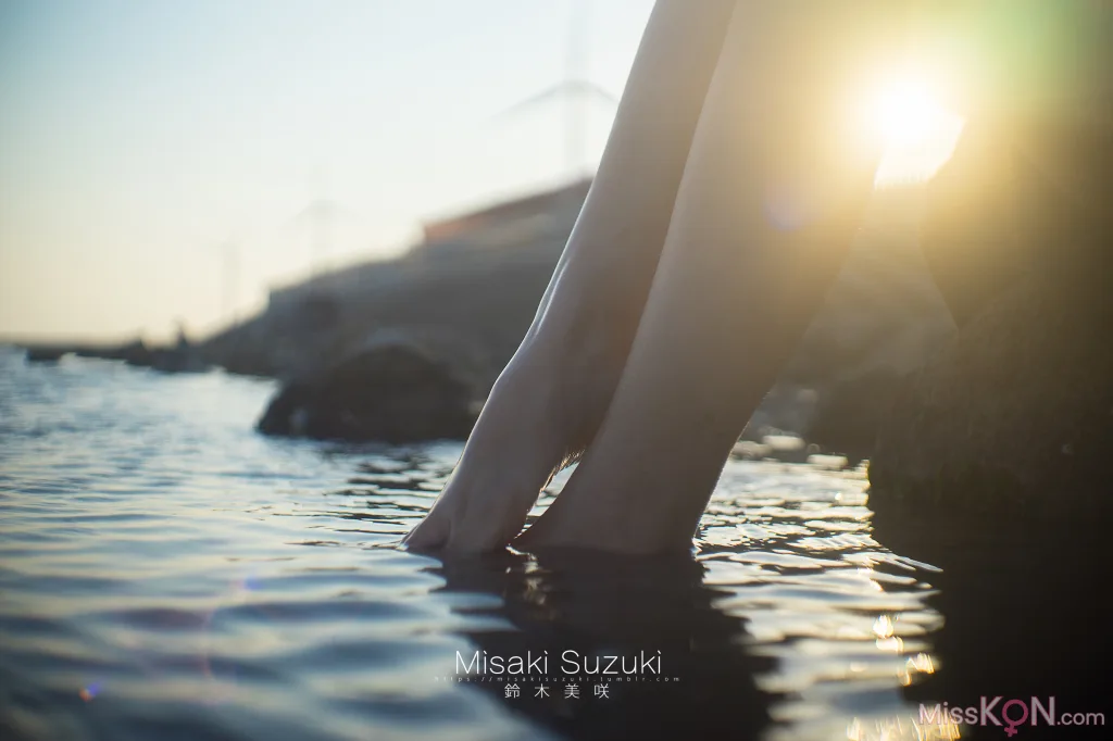 Coser@铃木美咲 (Misaki Suzuki): 少女的界限——露出！绝对不能被发现 (32 photos )