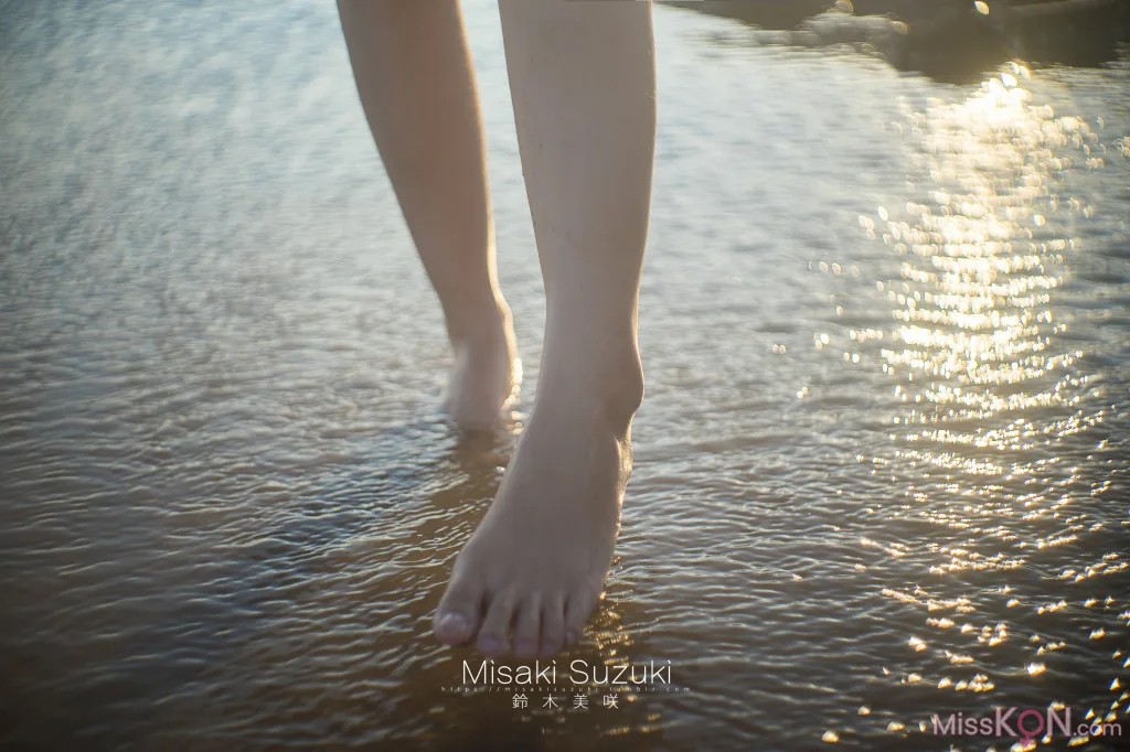 Coser@铃木美咲 (Misaki Suzuki): 少女的界限——露出！绝对不能被发现 (32 photos )
