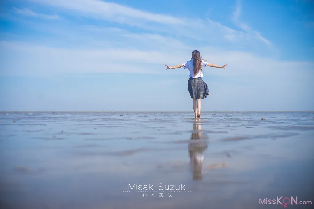 Coser@铃木美咲 (Misaki Suzuki): 少女的界限——露出！绝对不能被发现 (32 photos )