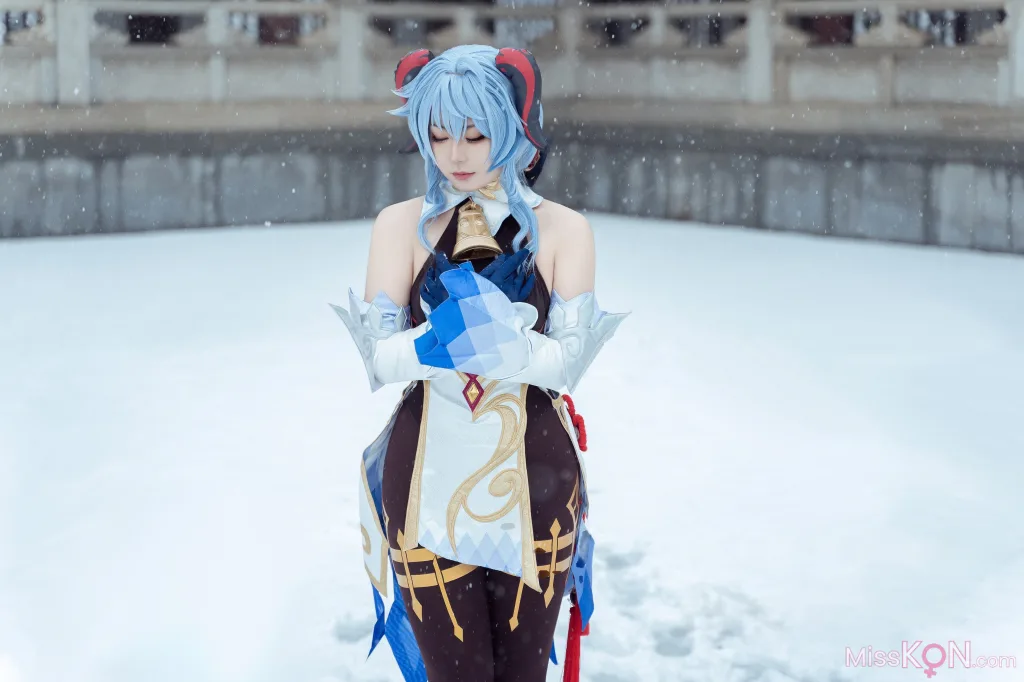 Coser@虎森森: 原神 甘雨 雪景 (42 photos)