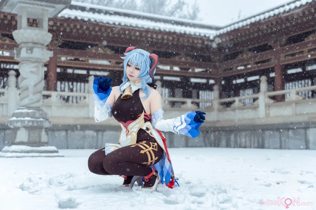 Coser@虎森森: 原神 甘雨 雪景 (42 photos)