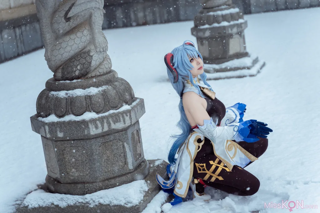 Coser@虎森森: 原神 甘雨 雪景 (42 photos)