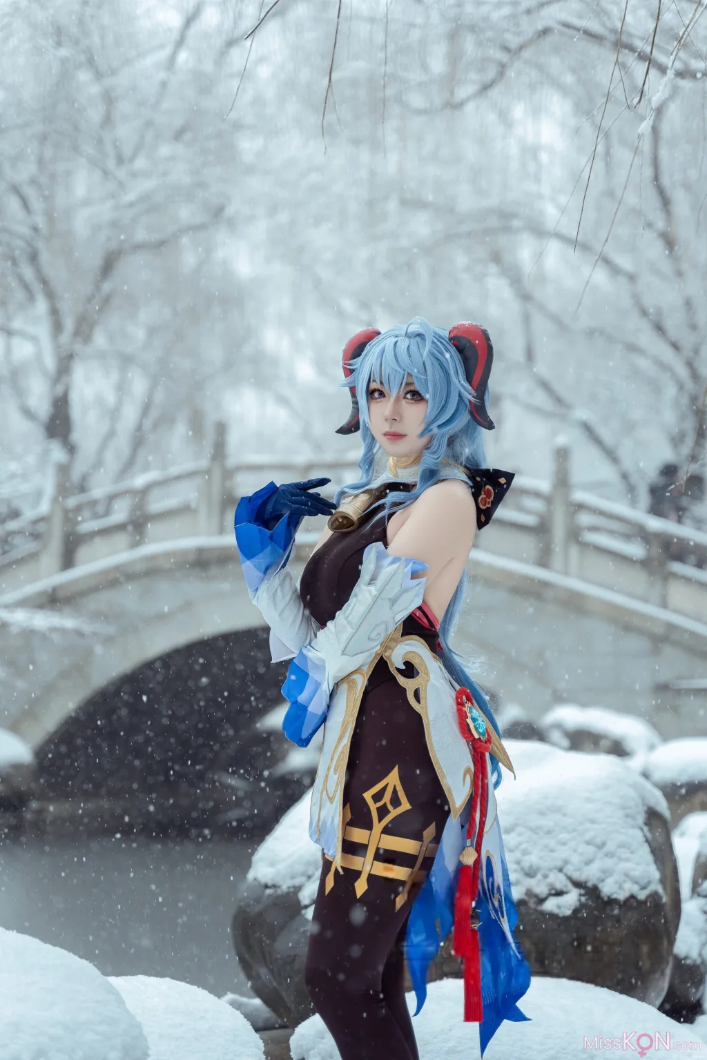 Coser@虎森森: 原神 甘雨 雪景 (42 photos)