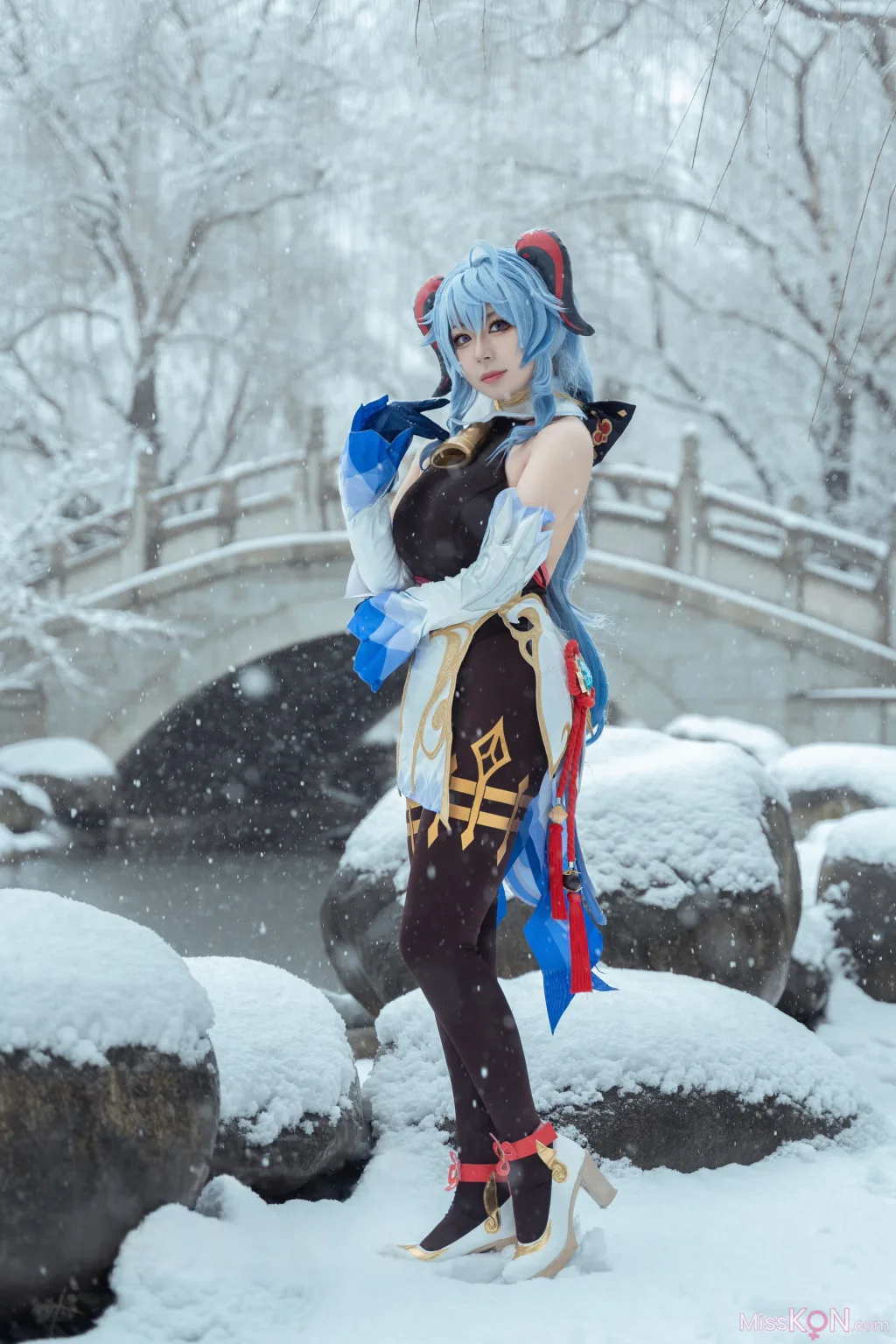 Coser@虎森森: 原神 甘雨 雪景 (42 photos)