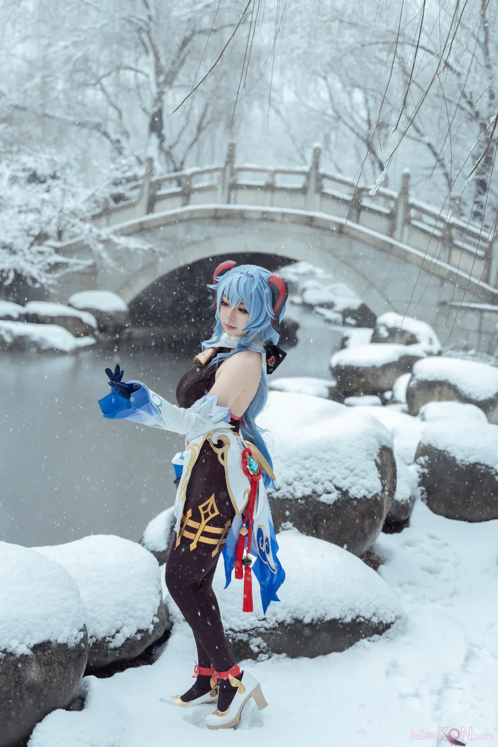 Coser@虎森森: 原神 甘雨 雪景 (42 photos)