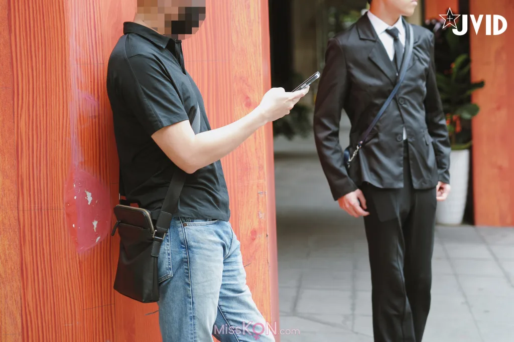 [JVID] 乐乐: 部下之妻-NTR剧情-在下属面前强奸他老婆 (135 photos)