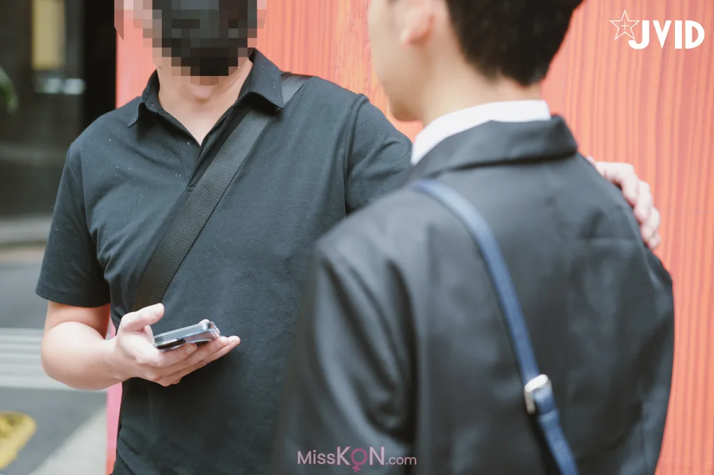 [JVID] 乐乐: 部下之妻-NTR剧情-在下属面前强奸他老婆 (135 photos)