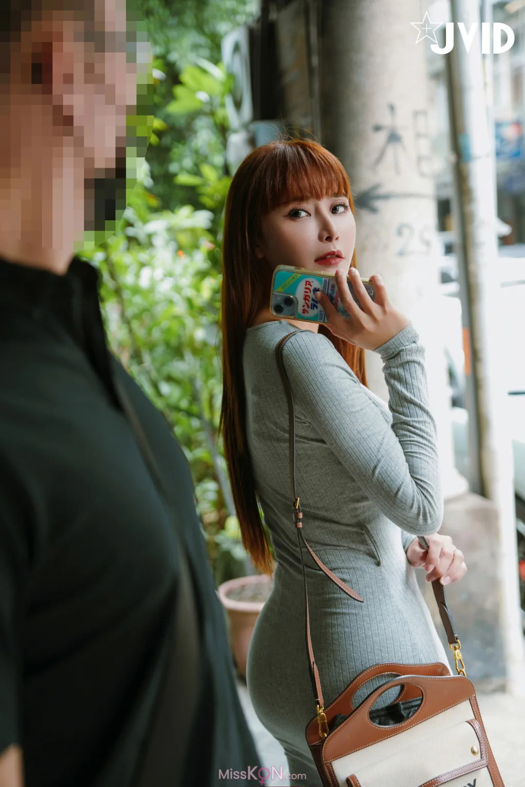 [JVID] 乐乐: 部下之妻-NTR剧情-在下属面前强奸他老婆 (135 photos)