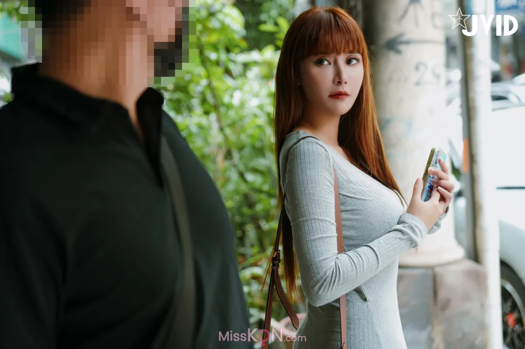 [JVID] 乐乐: 部下之妻-NTR剧情-在下属面前强奸他老婆 (135 photos)