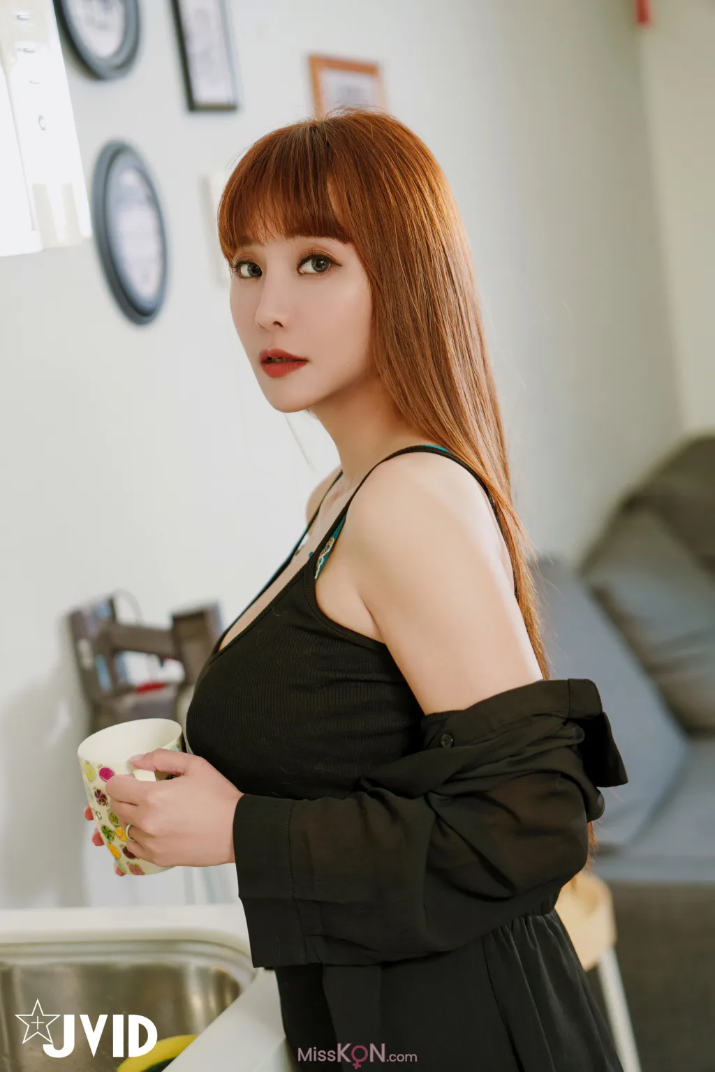 [JVID] 乐乐: 部下之妻-NTR剧情-在下属面前强奸他老婆 (135 photos)