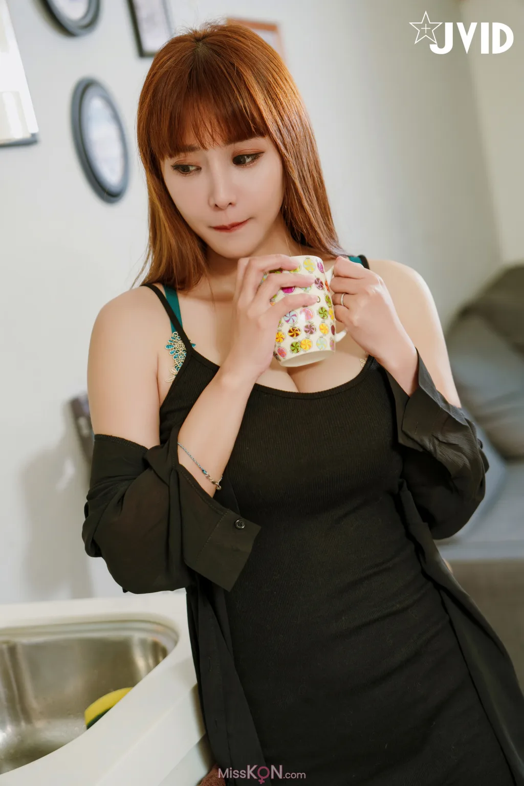 [JVID] 乐乐: 部下之妻-NTR剧情-在下属面前强奸他老婆 (135 photos)