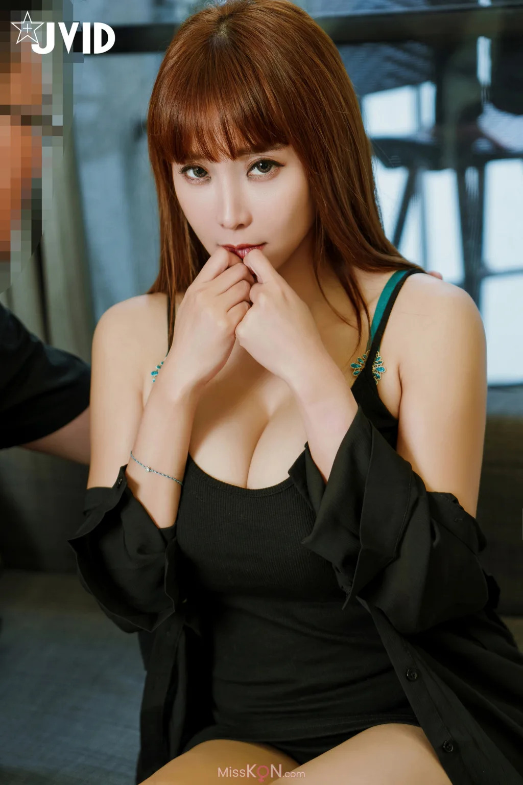 [JVID] 乐乐: 部下之妻-NTR剧情-在下属面前强奸他老婆 (135 photos)
