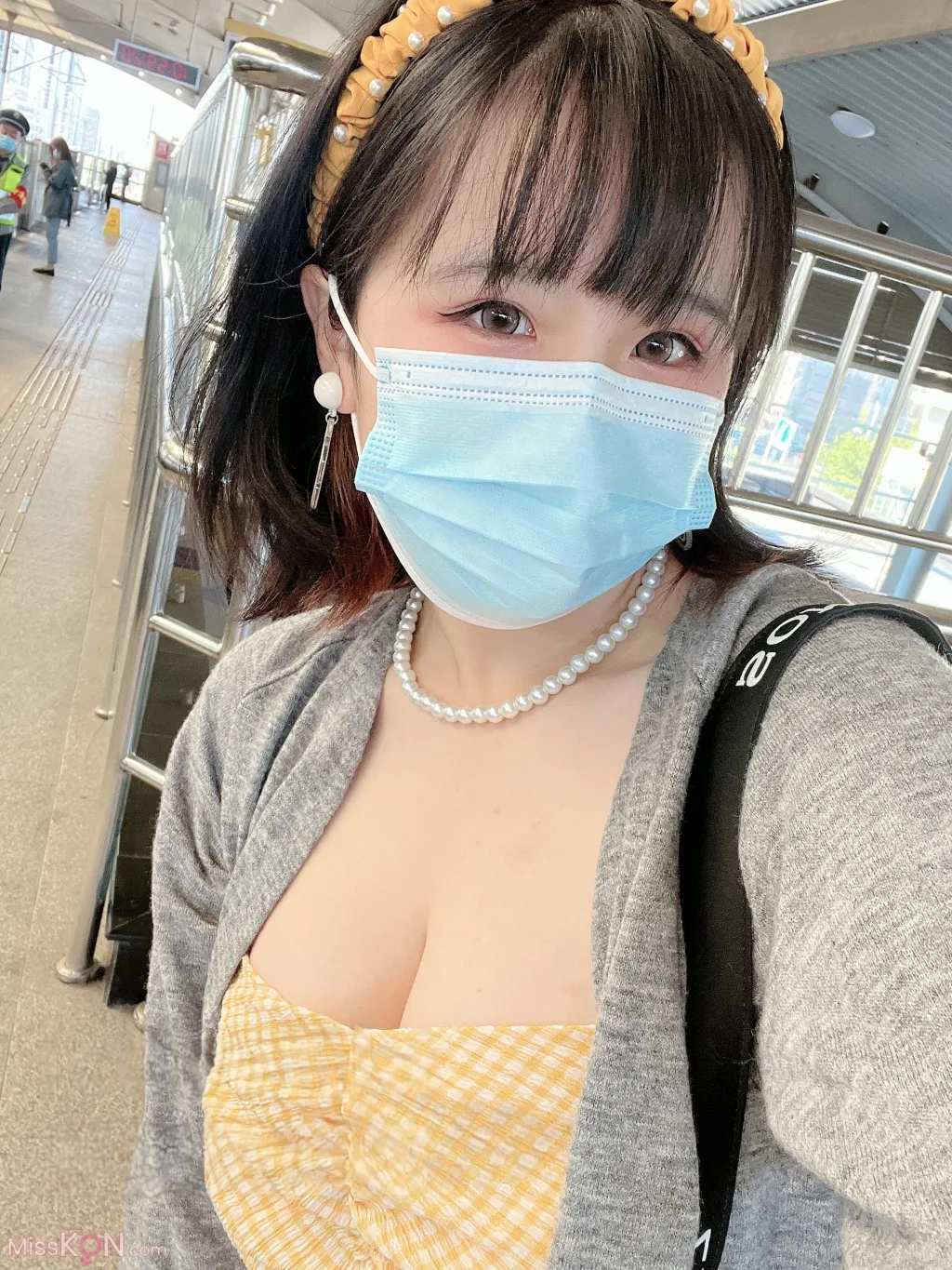 Coser@阿半今天很开心: 黄色抹胸 (68 photos )