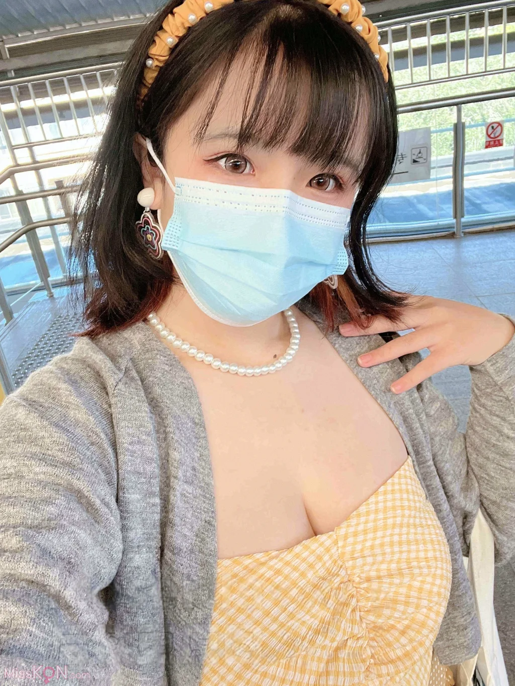 Coser@阿半今天很开心: 黄色抹胸 (68 photos )