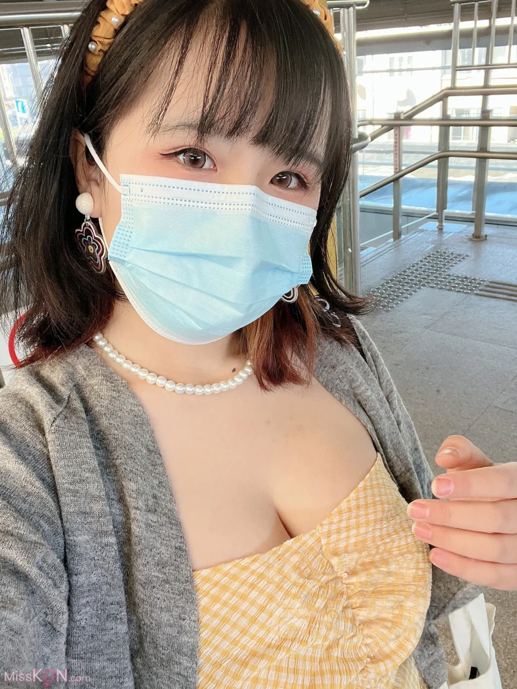 Coser@阿半今天很开心: 黄色抹胸 (68 photos )