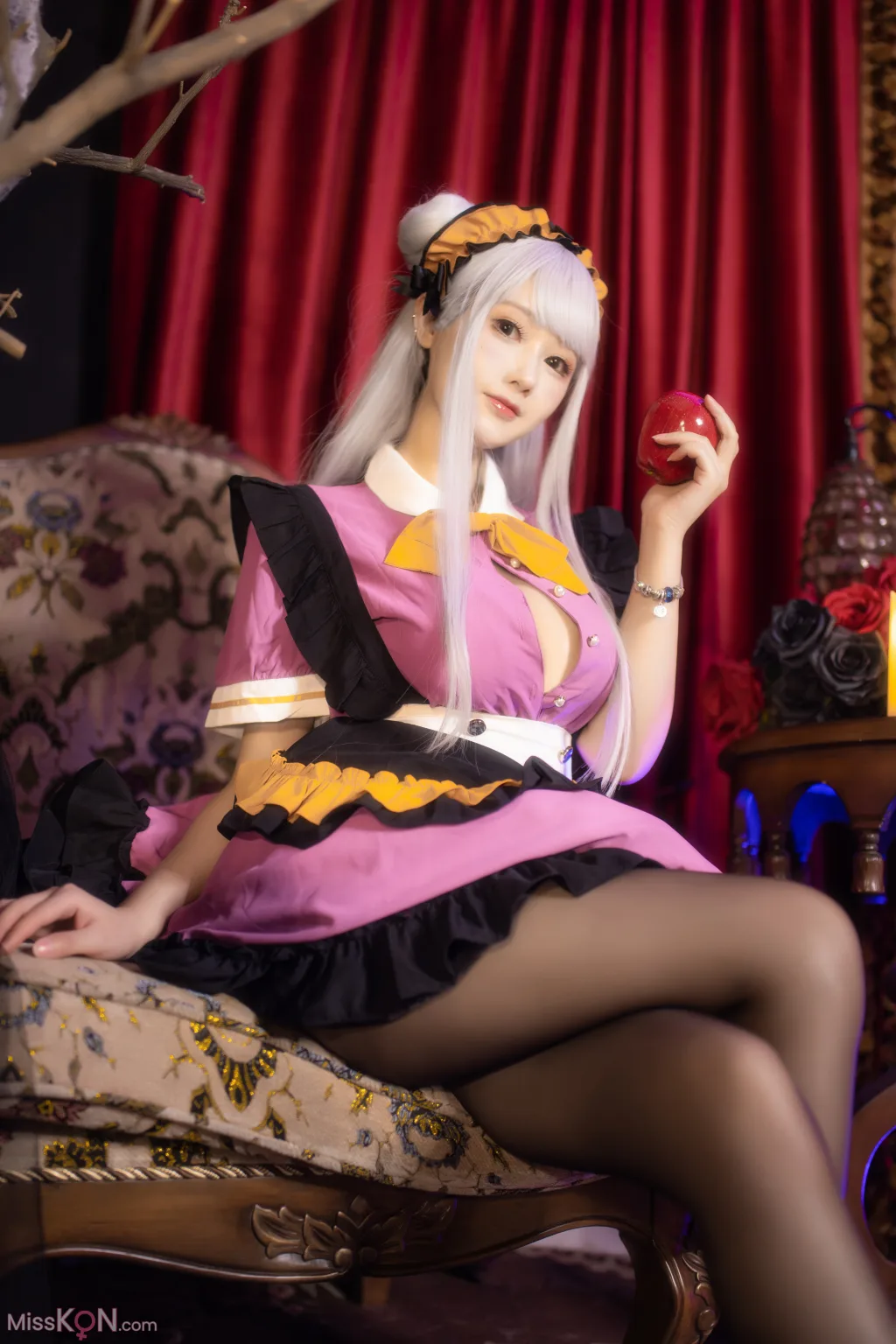Coser@羽生三未: 万圣黑丝女仆 (37 photos)